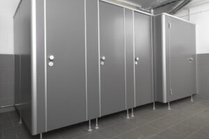 Разграничение пространства туалетных и душевых комнат с помощью перегородок